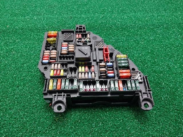 Fuse Box BMW 2012 9252813-01 — photo 1