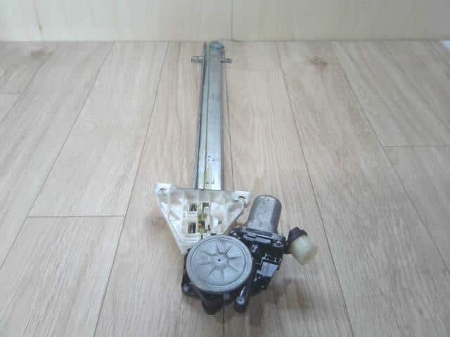Front Right Door Regulator SUZUKI Solio 2012 DBA-MA15S 8340182K02 — photo 1