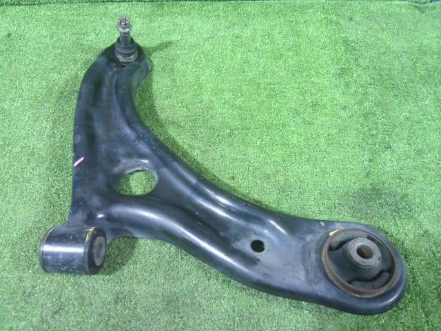Front Right Lower Control Arm HONDA Fit 2014 DBA-GK3 — photo 1