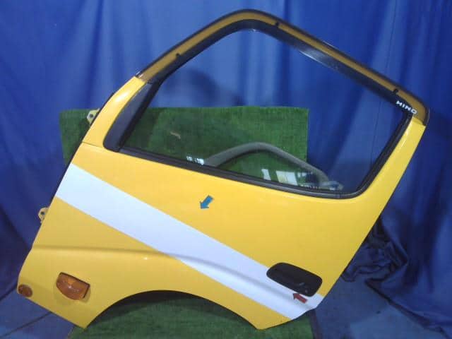 Front Left Door Assembly HINO Dutro 2010 BKG-XZU548 — photo 1