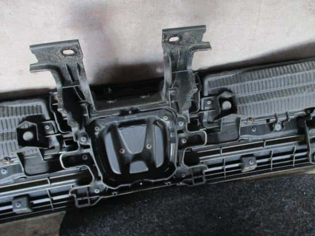 Radiator Grille HONDA Step Wagon 2011 DBA-RK6 — photo 3