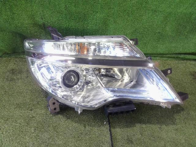 Right Headlight NISSAN Serena 2014 DBA-C26 — photo 1