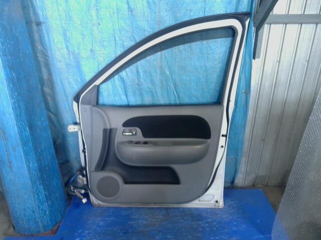 Front Right Door Assembly TOYOTA Sienta 2008 DBA-NCP81G — photo 2