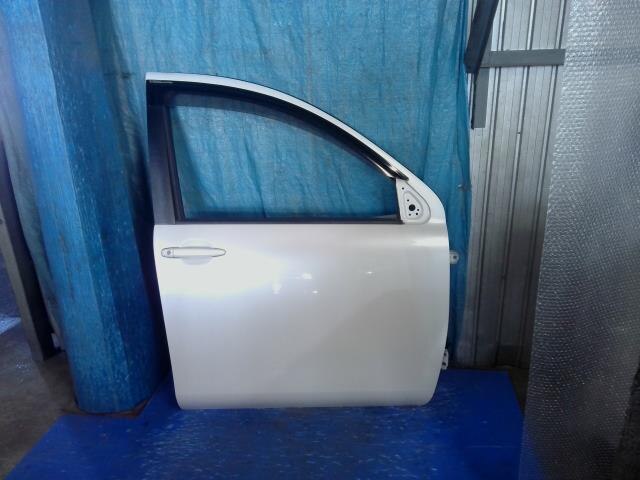 Front Right Door Assembly TOYOTA Sienta 2008 DBA-NCP81G — photo 1