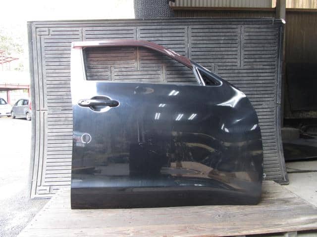 Front Right Door Assembly NISSAN JUKE 2011 DBA-YF15 — photo 1