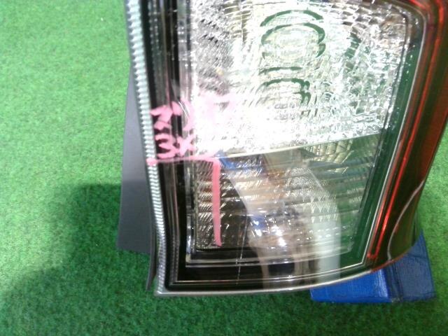 Right Tail Light TOYOTA Prius 2021 6AA-ZVW51 — photo 2