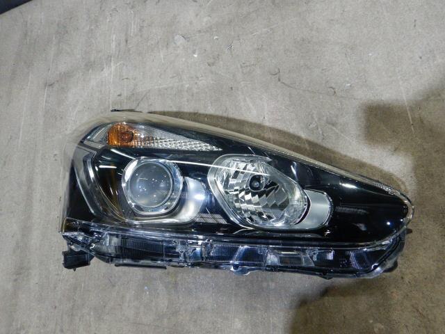 Right Headlight TOYOTA Sienta 2016 DBA-NSP170G — photo 1