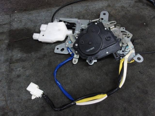 Rear Right Door Lock Actuator MAZDA MPV 2006 DBA-LY3P — photo 2