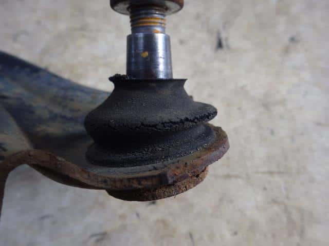 Front Right Lower Control Arm HONDA Life 2008 DBA-JB5 — photo 2