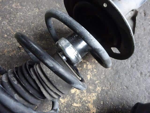 Front Left Strut TOYOTA Aqua 2012 DAA-NHP10 — photo 2