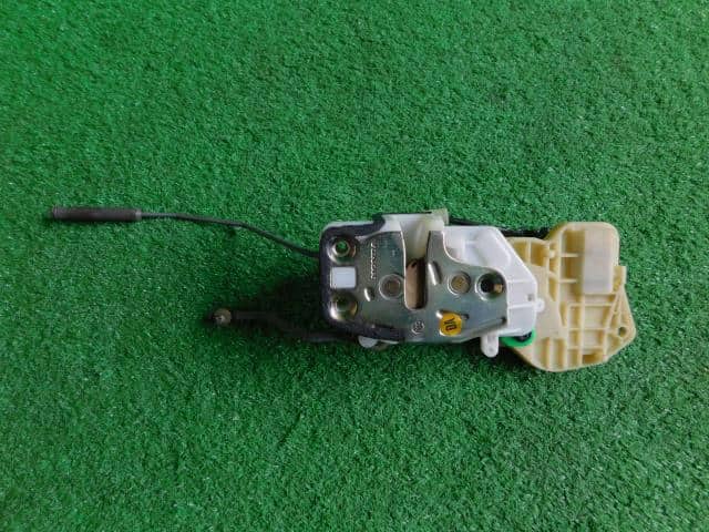 Front Left Door Lock Actuator HONDA Mobilio 2004 DBA-GB1 — photo 2