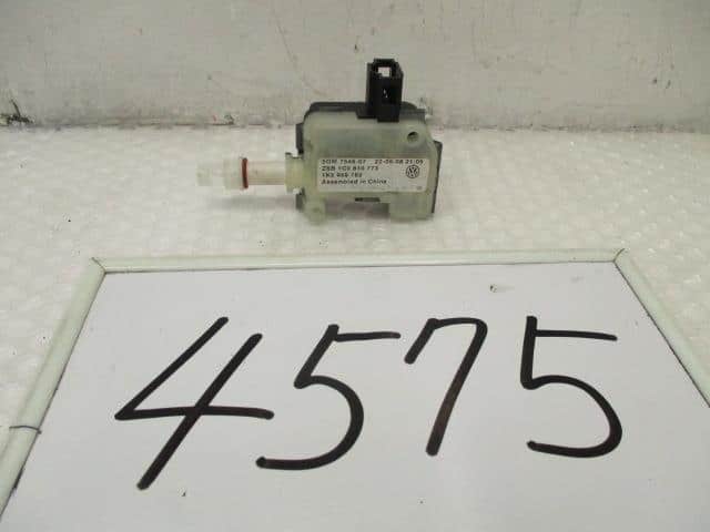 Fuel Filler Lid VOLKSWAGEN New Beetle 2009 ABA-9CBFS 1K5959782 — photo 1