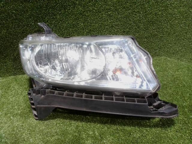 Right Headlight HONDA Freed Spike 2012 DAA-GP3 — photo 1