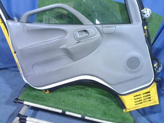 Front Left Door Assembly HINO Dutro 2010 BKG-XZU548M 6700237371 — photo 8