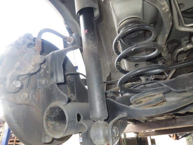 Rear Left Shock Absorber NISSAN Serena 2012 DAA-HFC26 — photo 3