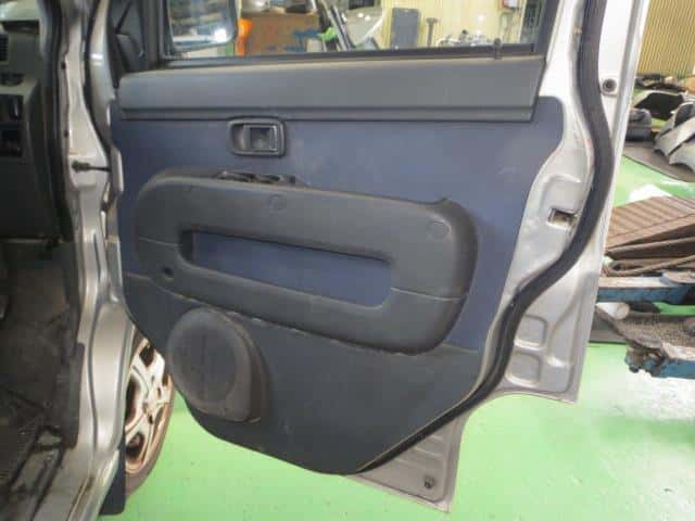 Front Right Door Assembly DAIHATSU Hijet 2005 LE-S330V — photo 6