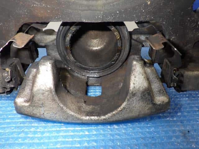 Front Left Caliper DAIHATSU Hijet 2003 LE-S200V — photo 3