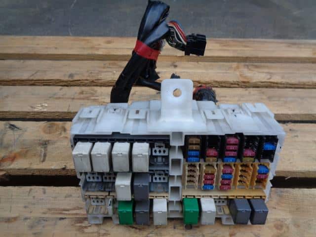 Fuse Box HINO Hino largesize car 2006 BKG-FW1EXYJ-SB 826101390 — photo 1