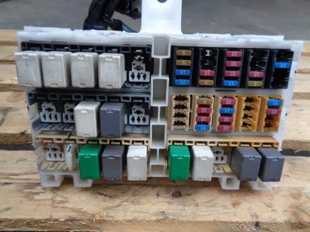 Fuse Box HINO Hino largesize car 2006 BKG-FW1EXYJ-SB 826101390 — photo 2