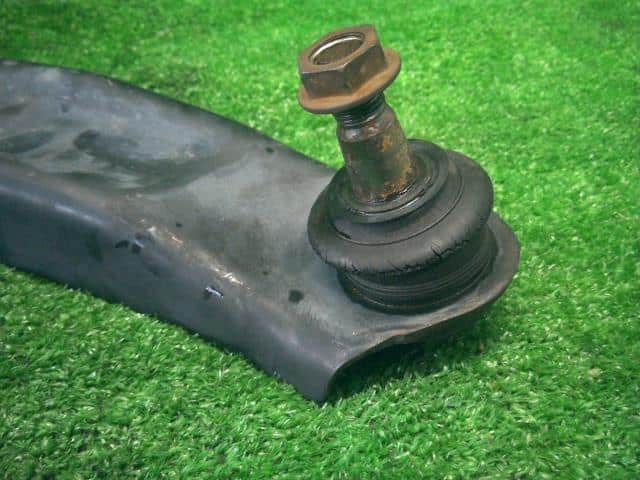 Front Right Lower Control Arm SUZUKI Wagon R 2013 DBA-MH34S 4520185K10 — photo 2