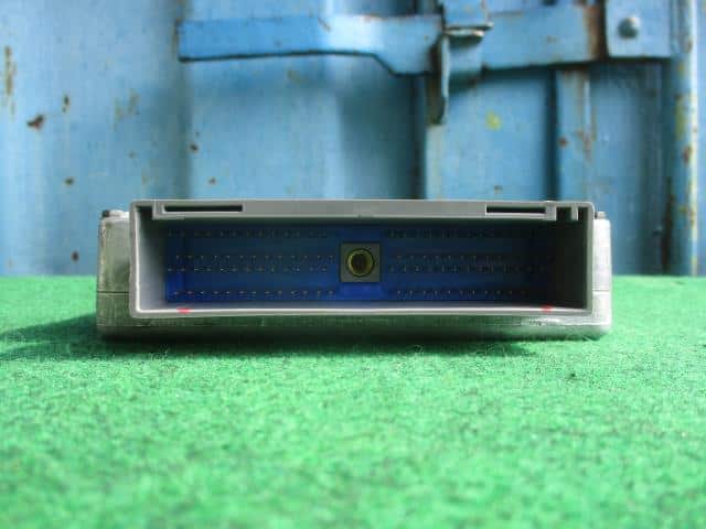 Engine Control Unit MAZDA Tribute 2000 TA-EPEW YF1818881B — photo 3
