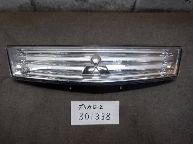 Radiator Grille MITSUBISHI Delica D2 2012 DBA-MB15S — photo 1