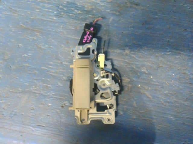 Rear Left Door Lock Actuator SUZUKI Landy 2014 DAA-SHC26 8230251Z40 — photo 1