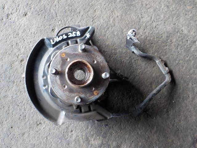 Front Right Knuckle Hub Assembly DAIHATSU Move 2006 CBA-L160S 43211B2010 — photo 1