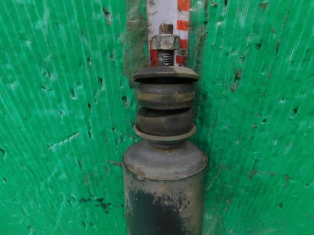 Front Left Shock Absorber ISUZU Como 2011 LDF-JVWE25 5861476120 — photo 2