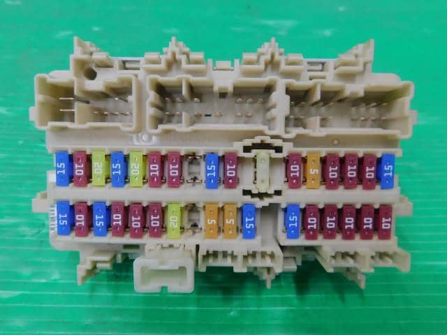 Fuse Box NISSAN Serena 2019 DAA-GFC27 — photo 1