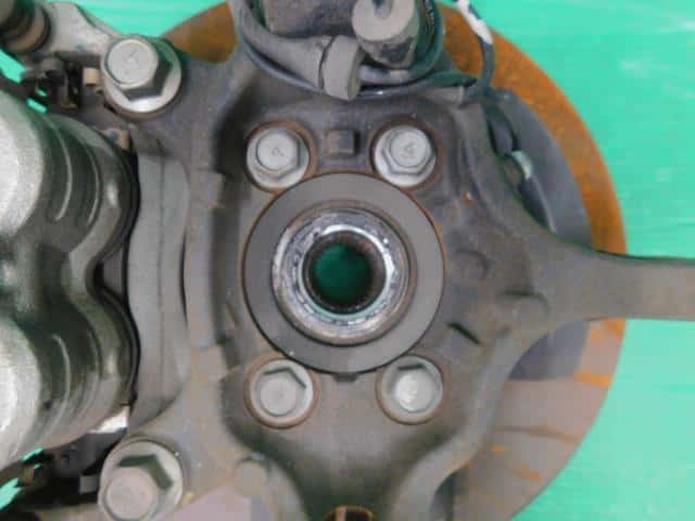 Front Right Knuckle Hub Assembly NISSAN Serena 2019 DAA-GFC27 — photo 3