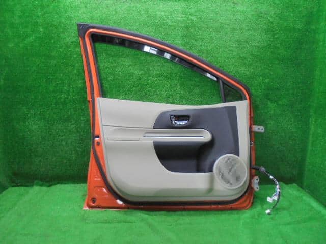 Front Left Door Assembly TOYOTA Aqua 2013 DAA-NHP10 — photo 5