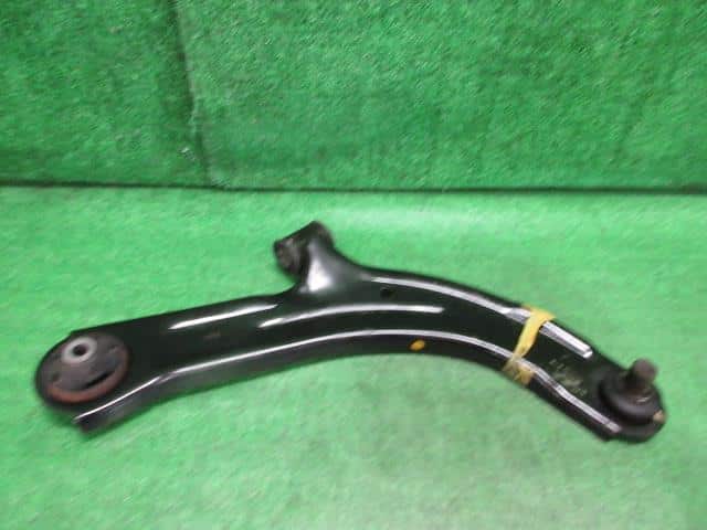 Front Right Lower Control Arm NISSAN Wingroad 2006 DBA-Y12 — photo 2
