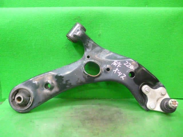 Front Right Lower Control Arm TOYOTA Auris 2017 DAA-ZWE186 — photo 1