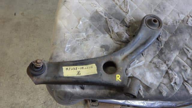 Front Right Lower Control Arm MAZDA Az wagon 2009 DBA-MJ23S — photo 1