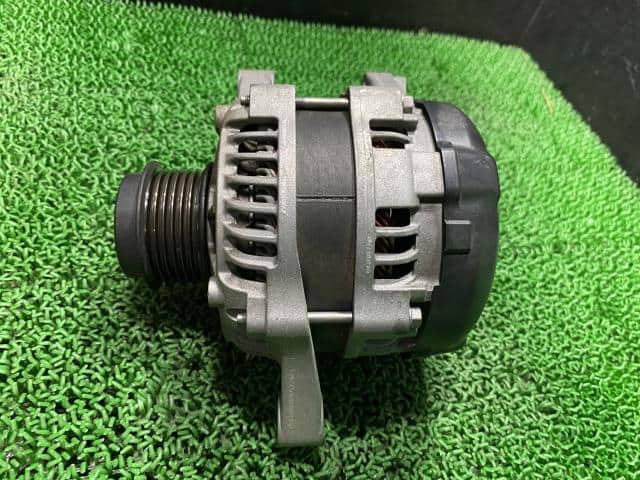 Alternator TOYOTA Avensis 2012 DBA-ZRT272 — photo 1