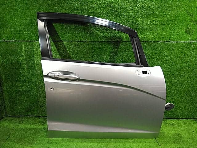 Front Right Door Assembly HONDA Fit 2013 DAA-GP6 — photo 1