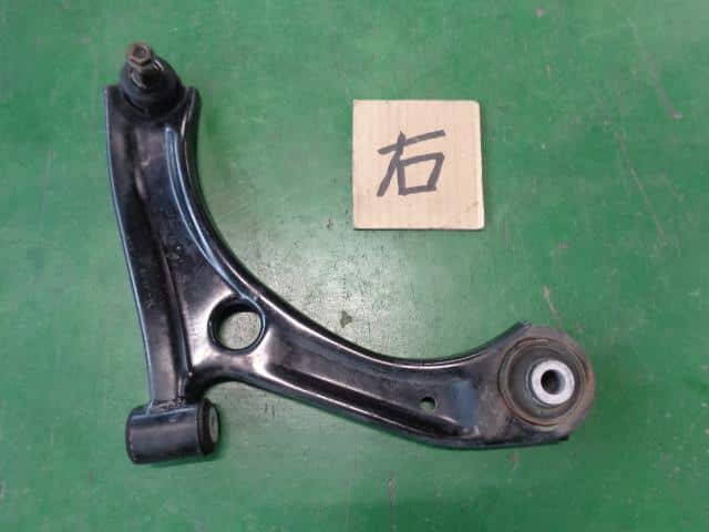 Front Right Lower Control Arm SUZUKI Solio 2018 DAA-MA36S 4520181P00 — photo 1