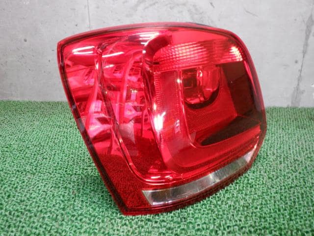 Left Tail Light VOLKSWAGEN Polo 2010 DBA-6RCBZ 6R0945095P — photo 3
