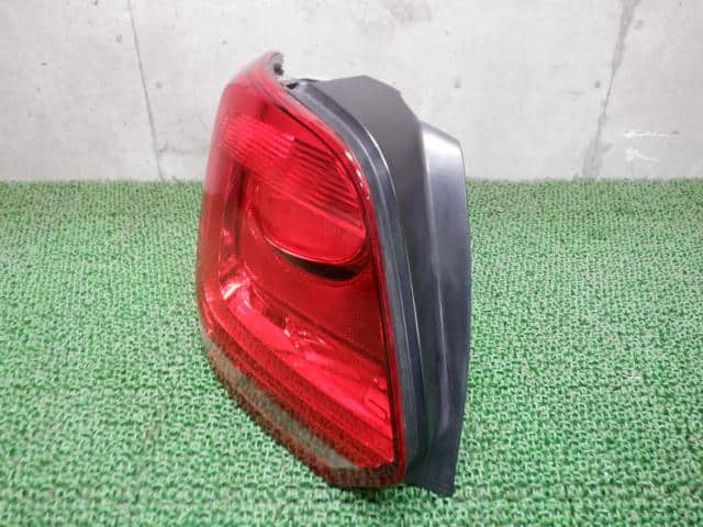 Left Tail Light VOLKSWAGEN Polo 2010 DBA-6RCBZ 6R0945095P — photo 4