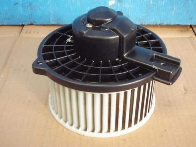 Blower Motor MAZDA Atenza 2002 LA-GY3W GJ8A61B10 — photo 1