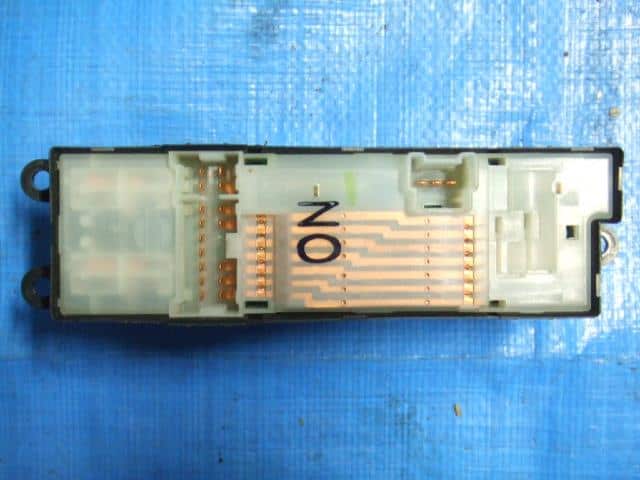 Power Window Switch NISSAN Cube 2000 TA-AZ10 — photo 2