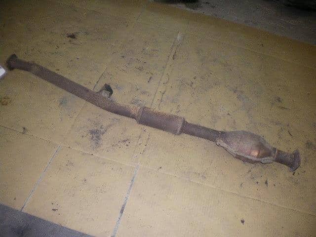 Exhaust Center Muffler SUBARU Forester 2002 TA-SG5 44200SE180 — photo 1