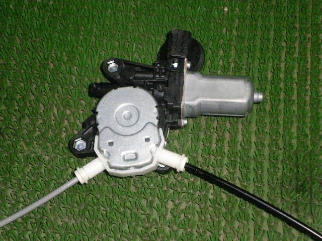 Front Left Door Regulator SUZUKI Swift 2012 DBA-ZC72S 8340271L02 — photo 2
