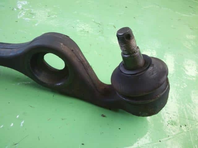Front Left Lower Control Arm DAIHATSU Move 2000 GF-L900S — photo 3