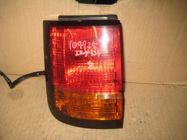 Left Tail Light NISSAN Elgrand 2000 GH-APWE50 — photo 2