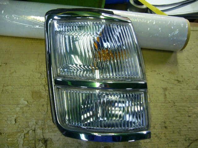 Right Side Marker Light NISSAN Elgrand 1997 KD-AVE50 — photo 1