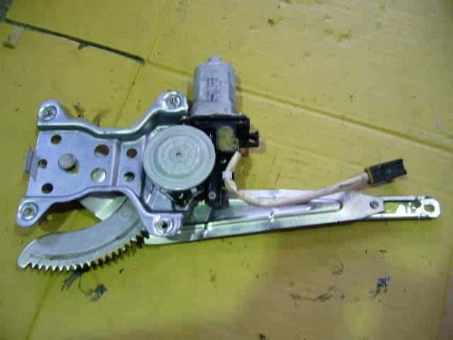 Front Left Door Regulator NISSAN Cube 2000 TA-AZ10 — photo 1