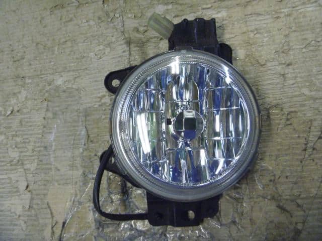 Right Fog Light DAIHATSU Move 1999 GF-L910S 8121097210 — photo 1