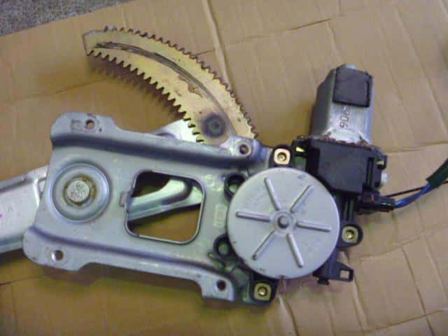 Front Left Door Regulator SUBARU Pleo 1999 GF-RA1 — photo 2